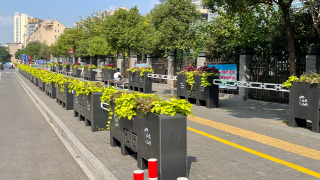 花箱式市政道路隔离栏：东方智慧点亮城市交通景观
