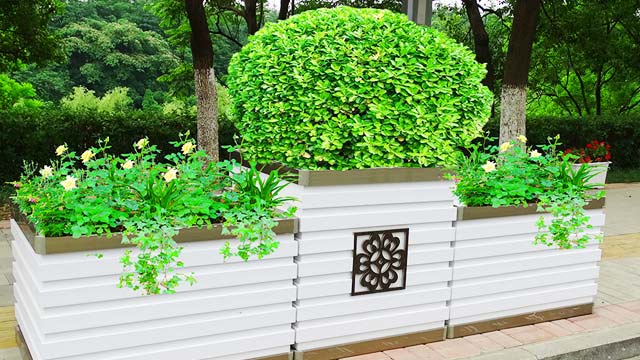 频繁出现交通意外的原因竟然是隔离护栏反光条损坏！