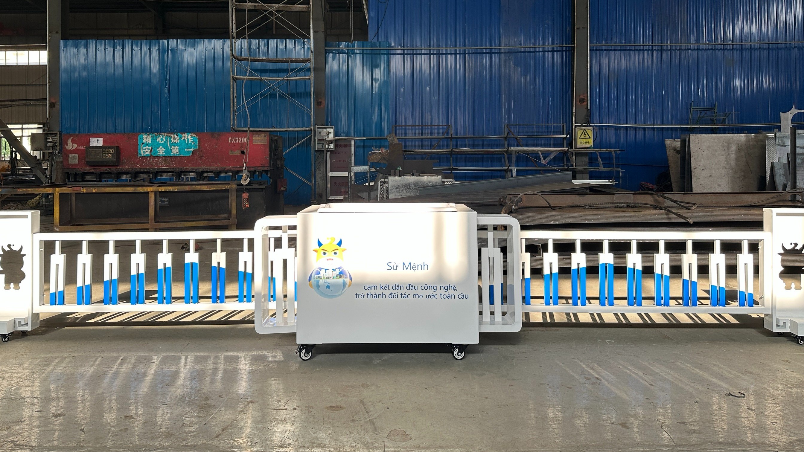 2025越南市场新宠-收缩护栏花箱-百世千秋，定制出口引领城市绿化新风尚