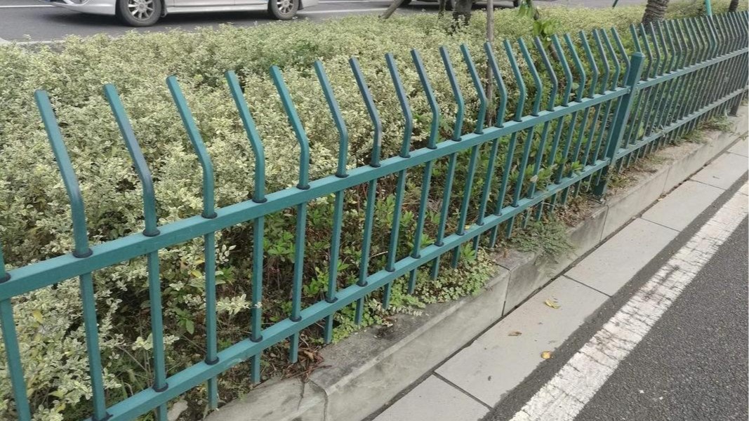 别再用铁栏杆割裂城市！市政道路花箱护栏才是公园绿道的正确打开方式