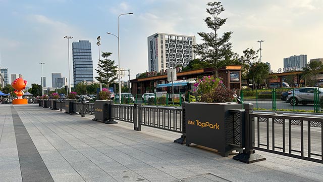 不锈钢伸缩护栏花箱