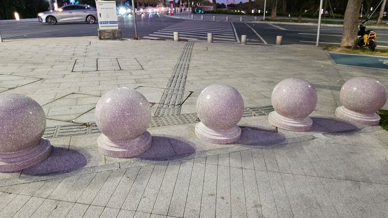 别再用石墩子挡人流！商业广场隔离升级就靠这3招