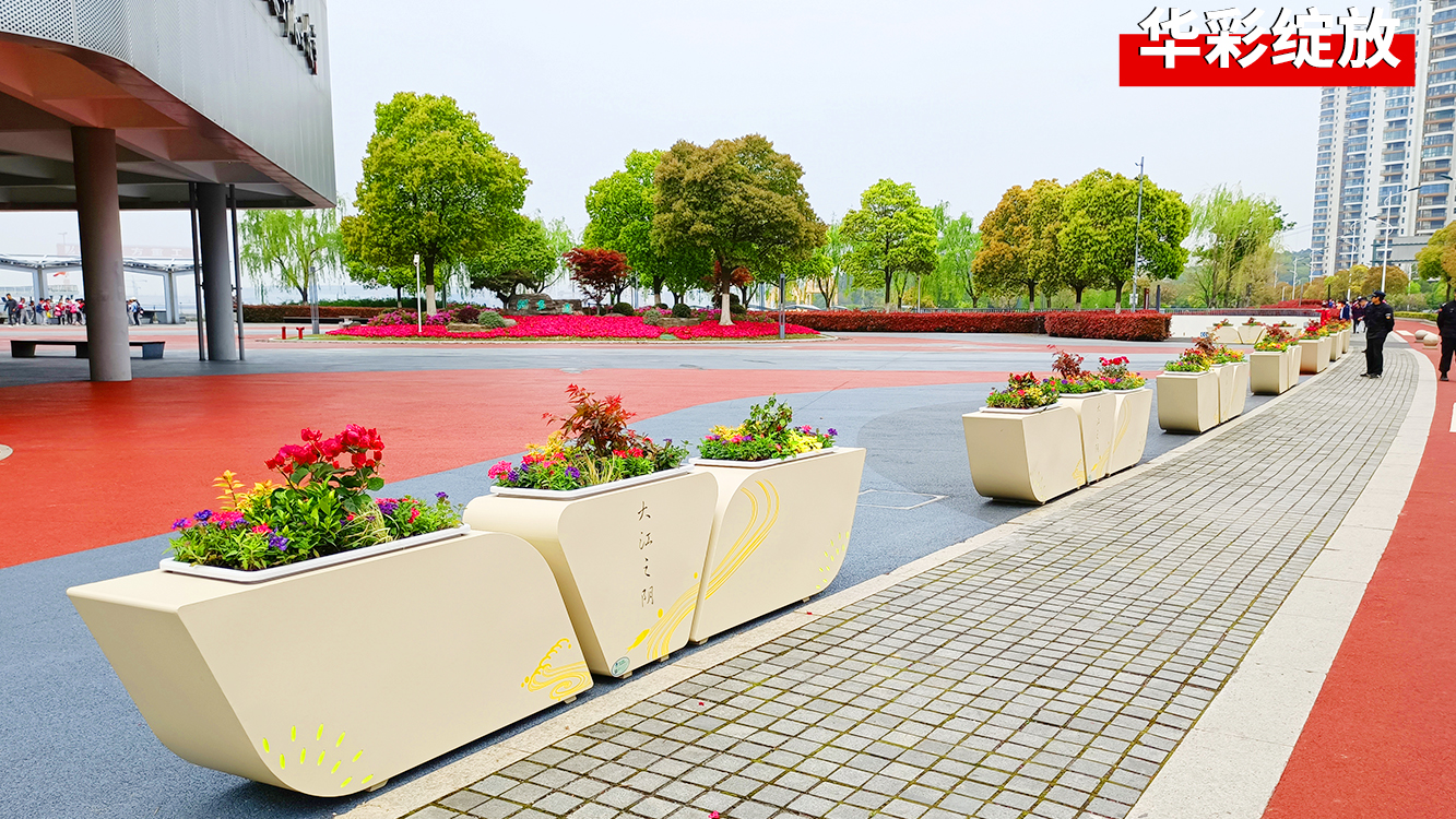 公园出入口处景观隔离组合花箱