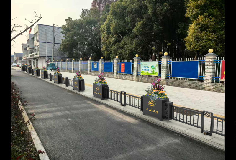 芜湖白茆镇镇政府门口移动花箱隔离实景图