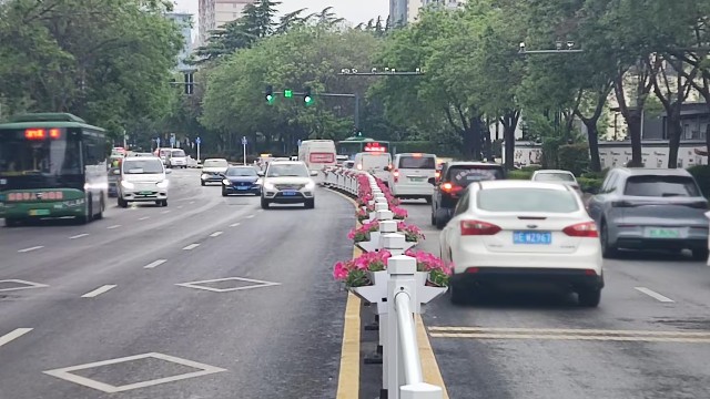 渭南市朝阳大街护栏花盆项目：道路立体绿化新样板