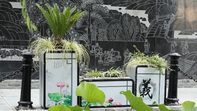 文化定制花箱落地包公祠｜纸短情长花箱如何成为文旅融合的“神来之笔”