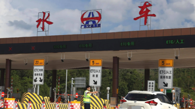 高速出入口中央隔离，30秒快速打开应急通道